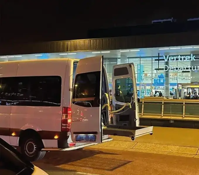 Rolstoelbus bij Schiphol voor reizigers uit Schoonhoven